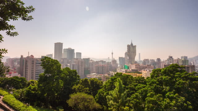 China-Macao-weltberühmte-Hotel-sonnigen-Tag-auf-dem-Dach-Stadtbild-Park-Panorama-4k-Zeitraffer
