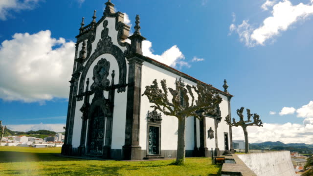 Ponta-Delgada,-den-Azoren,-Portugal-vor-blauem-Himmel
