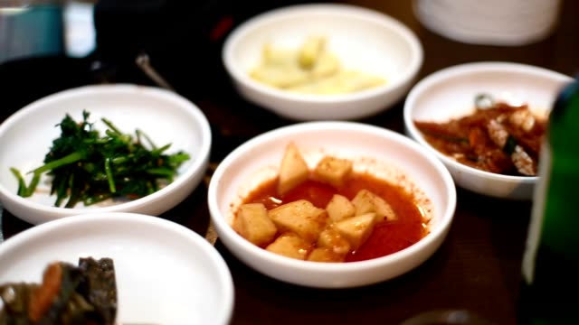 Richtigen-Schwenk-in-koreanische-Köstlichkeiten-und-Dampfschiff