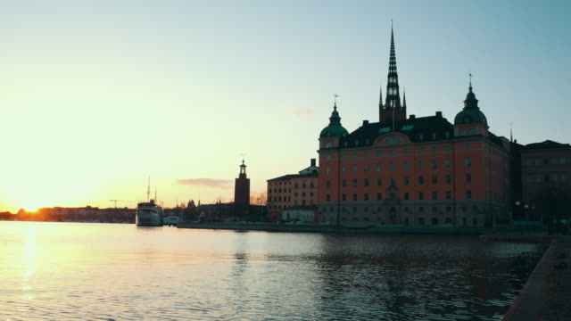 Riddarholmen-Gebäude-in-Stockholm-Stadt-bei-Sonnenuntergang