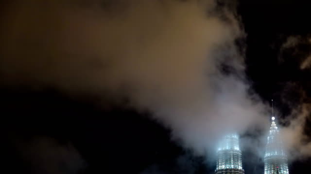 Lapso-de-tiempo---movimiento-nubes-en-la-cima-de-las-Torres-Petronas-en-la-noche.-4k-Video
