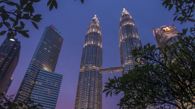 Kuala-Lumpur-Sunset-Time-Lapse-with-the-Petronas-Twin-Towers-visible.
