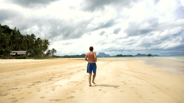 Mann-läuft-am-Strand