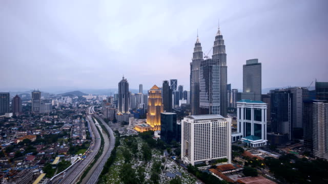 schöner-Sonnenuntergang-Tag-und-Nacht-von-Kuala-Lumpur-Blick-auf-die-Stadt-vom-Dach-eines-Gebäudes