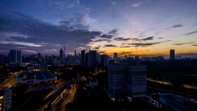 dramatische-Sonnenaufgang-bei-Kuala-Lumpur-City-mit-Sonnenstrahl-platzen.-Verschieben-oder-Ändern-der-Farbe-Wolken.