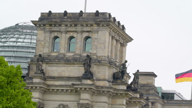 Flaggen-auf-der-Oberseite-das-weiße-Gebäude-in-Berlin