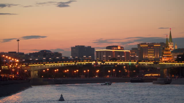 Puente-sobre-el-río-Moscú-en-la-noche