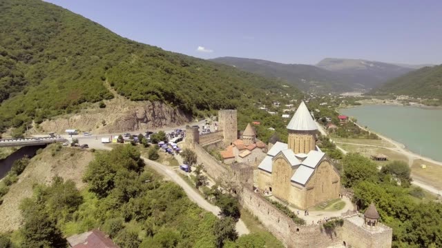 Ananuri-Burg-mit-Kirche-am-Ufer-des-Sees,-Georgia.