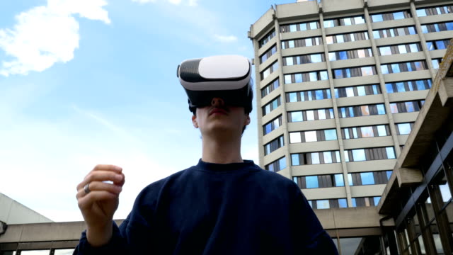 Junge-Mann-trägt-ein-VR-Kopfhörer-zeigt-nach-vorne