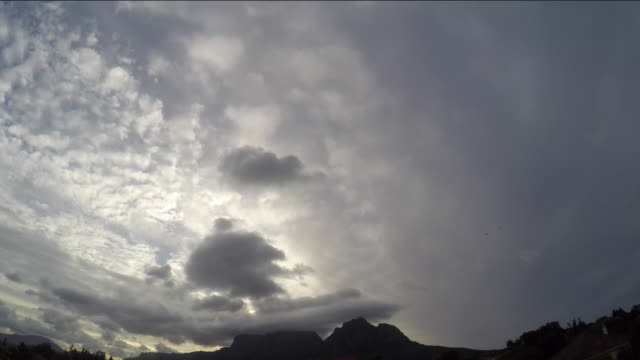 Cape-Town-Table-Mountain-lapso-de-nubes-en-movimiento-rápido