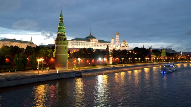 Botes-de-placer-navegan-por-el-río-cerca-de-las-murallas-del-Kremlin-de-Moscú