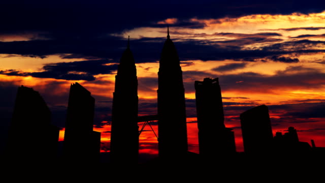 Silueta-del-paisaje-urbano-de-timelapse-de-Kuala-Lumpur-en-puesta-de-sol-en-Malasia