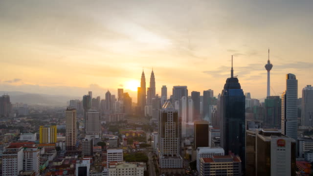 Timelapse-del-amanecer-desde-alta-Atalaya-con-vistas-a-la-ciudad-de-Kuala-Lumpur