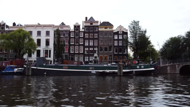 Casas-flotantes-y-edificios-de-apartamentos-en-Amsterdam