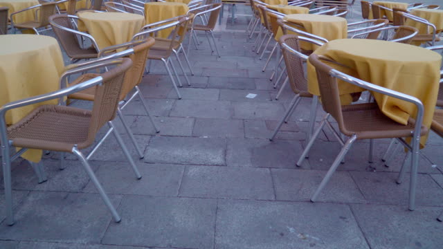 Las-sillas-taburete-de-metal-en-el-restaurante-en-Venecia-Italia