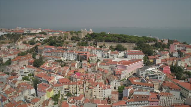 Portugal-sonnigen-Tag-Lissabon-Stadt-berühmte-Burg-Luftbild-Panorama-4k