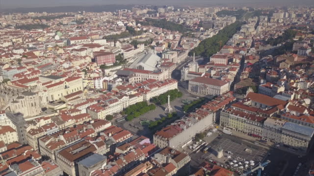 Portugal-sonnigen-Tag-Lissabon-Stadtbild-zentralen-Rossio-Platz-aerial-Panorama-4k