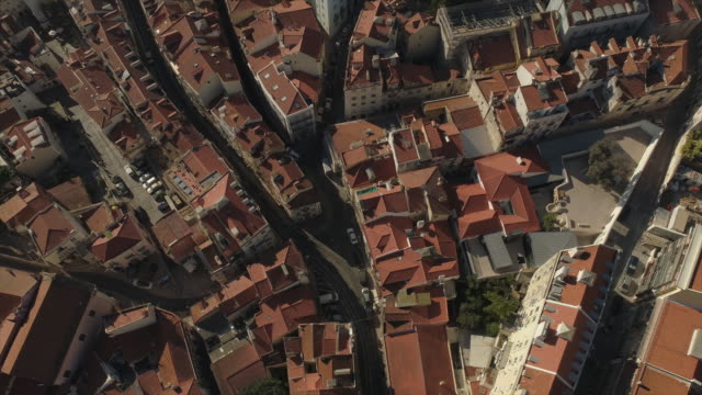 Portugal-día-soleado-Lisboa-paisaje-urbano-tejados-aérea-panorama-4k