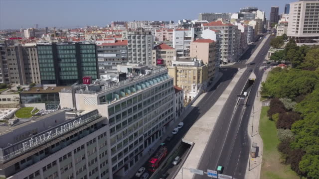Portugal-sonnigen-Tag-Lissabon-Stadtbild-Verkehr-Straße-Panorama-4k