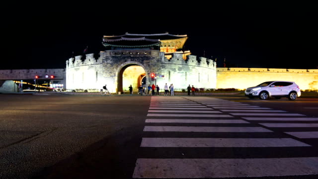 Tráfico-de-timelapse-de-Suwon-Changanmun-puerta-de-la-fortaleza-de-Hwaseong-en-Suwon,-Corea-del-sur.