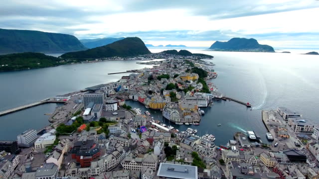 Stadt-von-Alesund-Norwegen-Luftaufnahmen