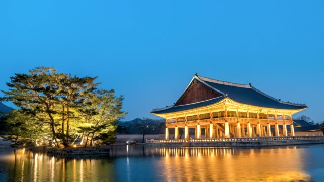 Seúl-noche-horizonte-timelapse-en-el-pabellón-Kyeonghoe-ru-en-el-Palacio-de-Gyeongbokgung,-lapso-de-tiempo-de-4K-de-Seúl,-Corea-del-sur