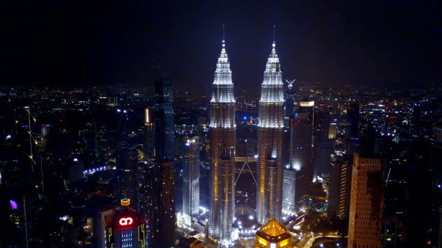 Vista-aérea-de-Kuala-Lumpur-en-la-noche-junto-a-la-torre-KLCC.