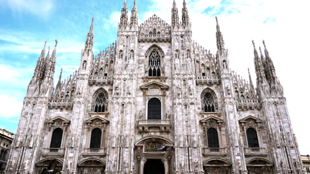 Vista-maravillosa-del-\"Duomo\"-en-una-día-soleada-Milán,-Italia