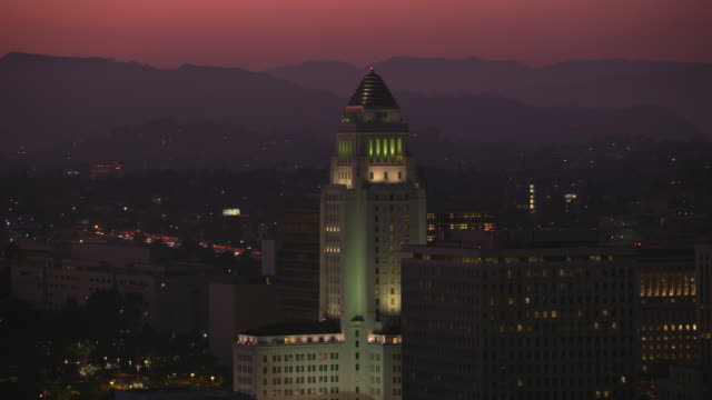 Los-Angeles,-Aerial-shot-of-Los-Angeles-city-hall-at-dusk.