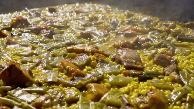 Kochen-valencianische-Paella.-Typische-Küche-der-valencianischen-Gemeinschaft-in-Spanien