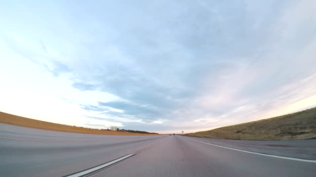 POV-fahren-auf-Interstate-Highway-I25-in-den-frühen-Morgenstunden.