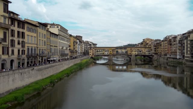 Tilt-of-Bridge-Ponte-Vecchio-Florence,-Italy