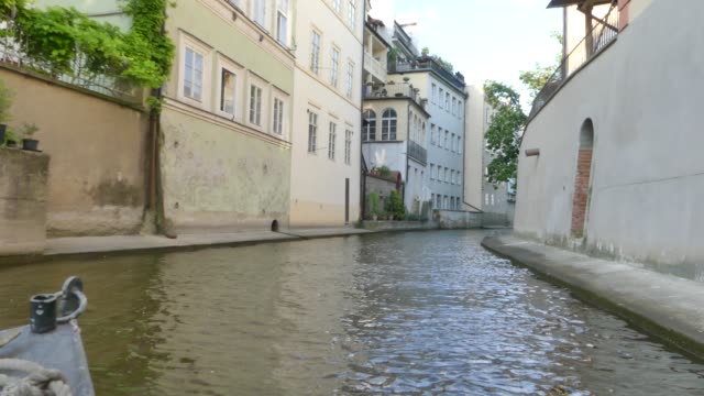 Eine-Motorboot-fährt-entlang-der-Moldau.-Ein-Touristenboot-fährt-entlang-der-Kanäle-des-Flusses-in-Prag.-Touristen-sehen-Sie-die-Sehenswürdigkeiten-vom-Boot-(Ansicht-von-der-ersten-Person).