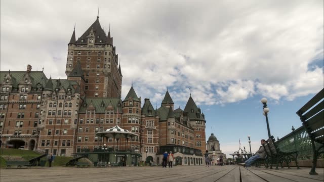 Vista-de-lapso-de-tiempo-del-paseo-marítimo-de-la-ciudad-de-Quebec-con-el-famoso-hotel-Chateau-Frontenac