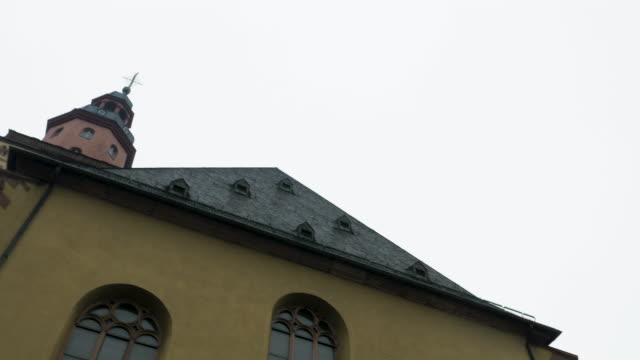 St.-Katharinen-Evangelische-Kirche-und-weißen-Himmel-mit-Vogels
