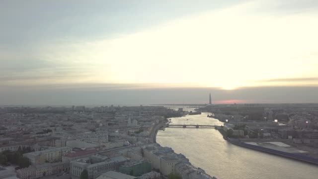 Luftaufnahme-um-das-Zentrum-von-Saint-Petersburg-an-einem-sonnigen-Abend---Straßen-mit-Verkehr,-Werften,-Gebäude...-Russland,-Sankt-Petersburg.-Sonnenuntergang