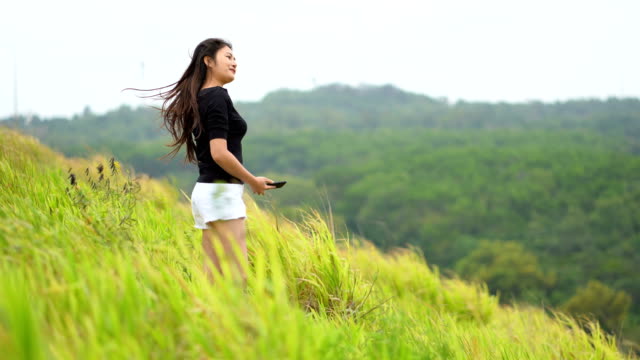 Asiatische-Frauen-gerne-auf-den-grünen-Feldern-stehen.