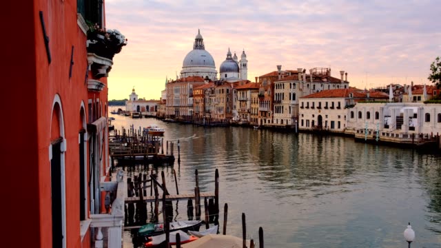 Amanecer-de-bello-horizonte-en-Gran-Canal-de-Venecia.-Vista-de-la-Basilica-di-Santa-Maria-della-Salute,-Venecia-de-paisaje-urbano