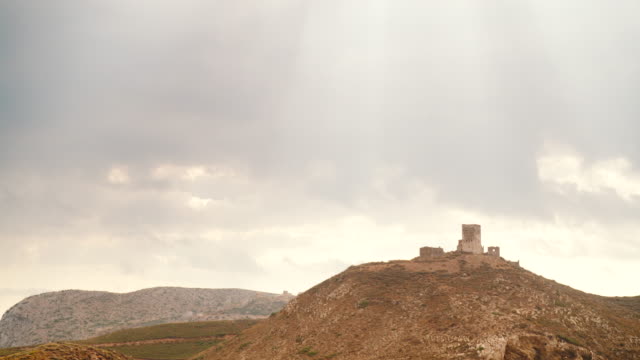 Casa-de-piedra-antigua-torre-en-Mani,-Grecia.-Lapso-de-tiempo