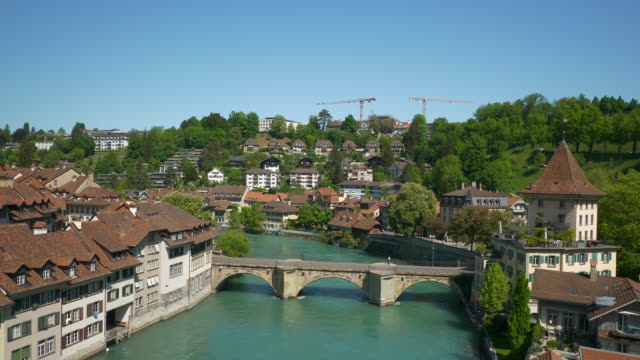 Schweiz-Bern-Stadtbild-Sonnentag-am-Flussufer-Panorama-4k