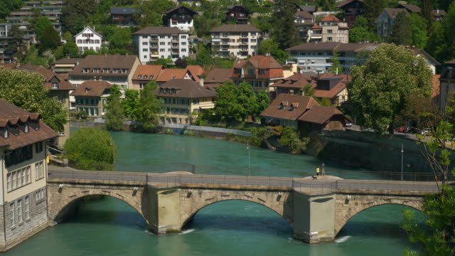 Schweiz-Bern-Stadtbild-sonnigen-Tag-am-Fluss-Brücke-Panorama-4k