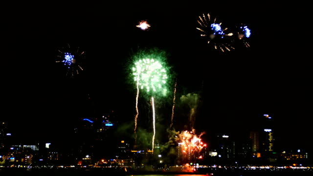 4K-Aufnahmen-von-echten-Feuerwerk-Festival-am-Himmel-für-Feier-in-der-Nacht-mit-Blick-auf-die-Stadt-im-Hintergrund.-buntes-Feuerwerk-feiern-Nacht