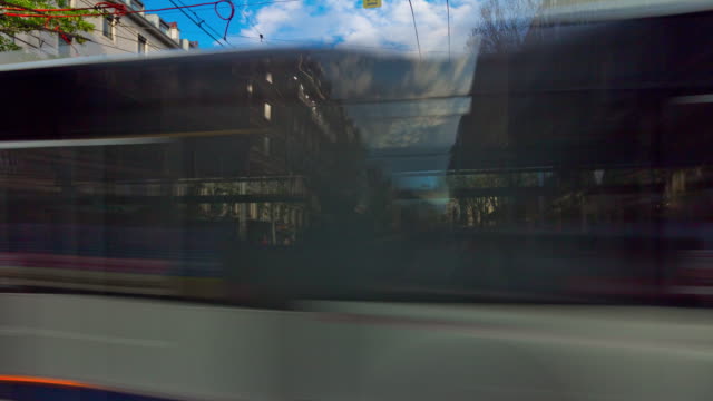 der-Schweiz-Sonnentag-Genf-Stadtbild-Verkehr-Straße-Panorama-4k-Zeitraffer
