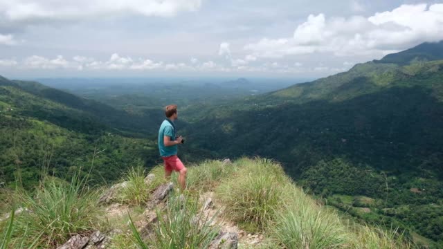 Abenteuer-Fotograf-mit-Kamera-schießt-sich-in-Mini-Adams-Peak-in-Sri-Lanka-aufhalten.-Tolle-Aussicht-von-oben.