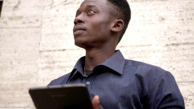 Porträt-von-attraktiven-afroamerikanische-Mann-mit-digitalen-Tablet-outdoor