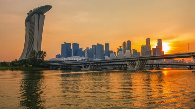 Oro-puesta-de-sol-sobre-el-centro-de-Singapur.-Lapso-de-tiempo