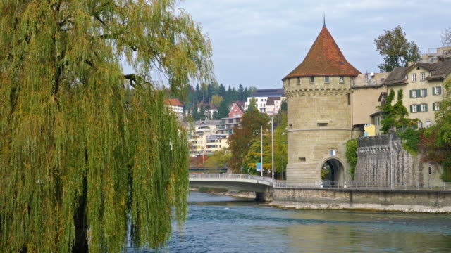Torre-(Nolliturm)-junto-río-Reuss-(Museggmauer,-Lucerna,-Suiza