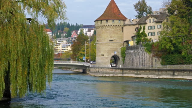 Turm-(Nolliturm)-in-der-Nähe-von-Reuss-Fluss-Teil-(Museggmauer,-Luzern,-Schweiz