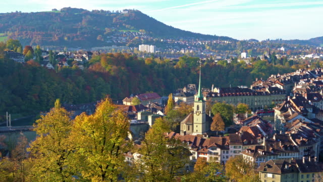 Luftaufnahme-der-Stadt-mit-der-gotischen-Kathedrale-Münster,-Bern,-Schweiz