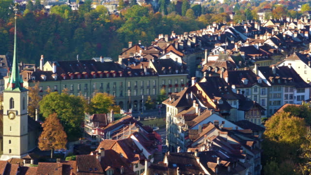 Luftaufnahme-der-Stadt-mit-der-gotischen-Kathedrale-Münster,-Bern,-Schweiz